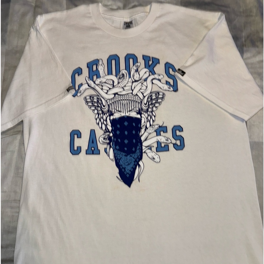 Like new large printed Bandito Medusa on version printed in the front.